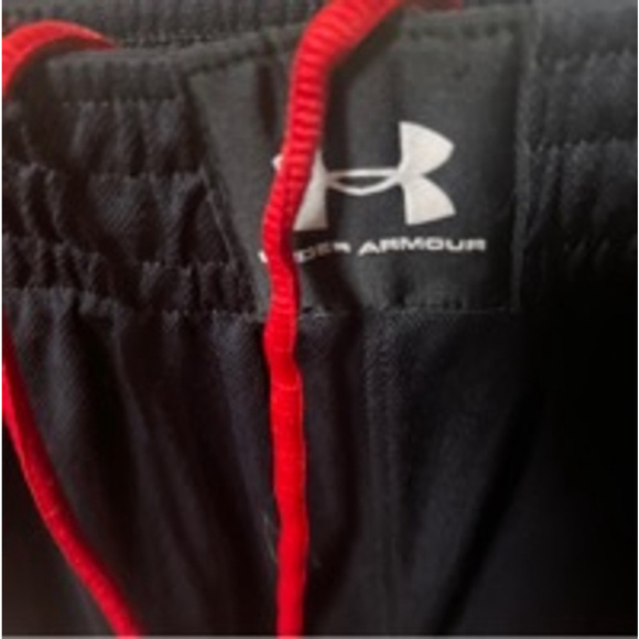 Like new under armor large men’s shorts red and black - Picture 2 of 4